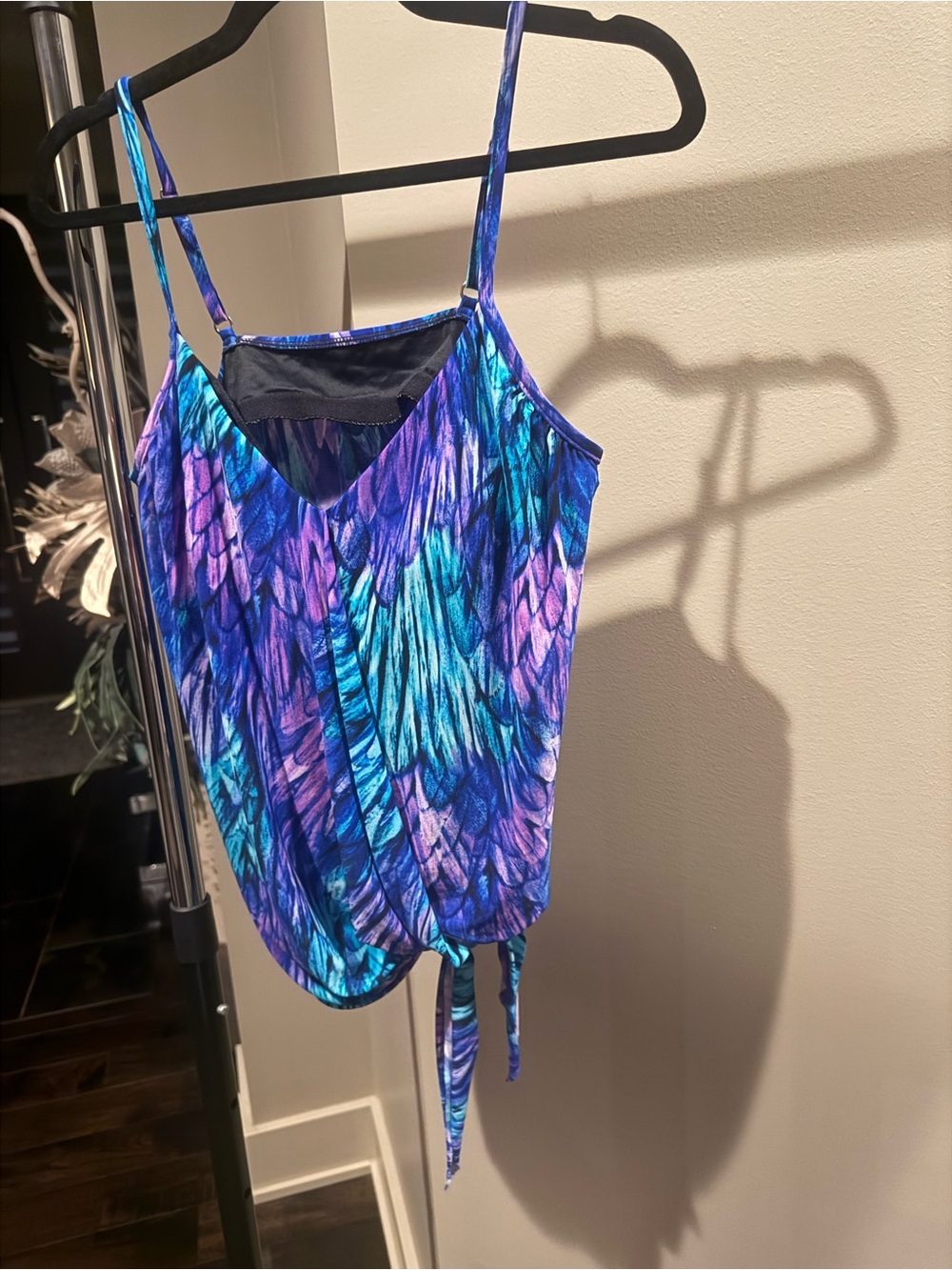 NWOT- Flattering MIRACLESUIT Patterned Tankini Top with flirty front tie